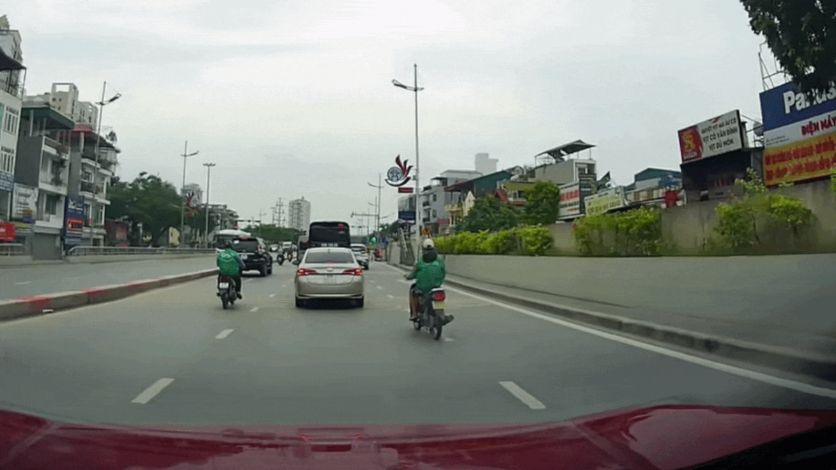 Clip: Tài xế cầm lái thiếu quan sát, xe máy đâm hai lần vào ô tô - Báo Tiền Phong