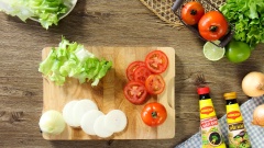 Xà lách tách lá, rửa sạch, thái thành từng đoạn vừa ăn. Hành tây, cà chua rửa sạch, thái lát mỏng.