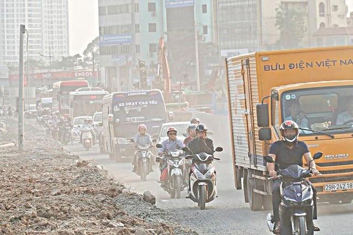 Hà Nội mạnh tay với công trường gây ô nhiễm: Bụi bẩn, rơi vãi vật liệu có thể bị đình chỉ thi công - Báo Sức Khỏe &amp; Đời Sống