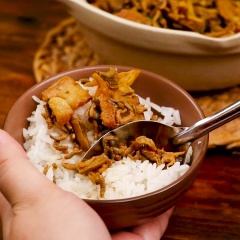 Dọn món ra đĩa và thưởng thức, món ăn kèm với cơm nóng. Nồi rươi kho thơm nức mũi, thơm mùi của vỏ quýt, của lá gừng, thịt rươi ngọt và cực mềm. Gấp một miếng nóng hổi ăn với cơm trắng thì còn gì bằng.