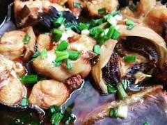 Đã hoàn thành món Cá ngát kho tộ rồi. Món này ăn kèm với cơm nóng thì tuyệt cú mèo. Cùng thưởng thức nào..