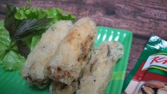 Cho chả giò rế đậu hũ ra dĩa, thêm ít tương ớt ăn kèm là hoàn tất món ăn. Chúc các bạn ngon miệng.