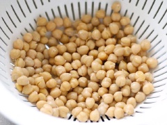 Làm nước sốt: cho 120ml sữa bơ, 80g sốt mayonnaise, nước cốt chanh, muối, bột tỏi, lá oregano xay và tiêu vào chén, khuấy thật đều. Đậu gà rửa thật sạch, để ráo. Đun nóng chảo với dầu, cho đậu vào cùng bột ớt paprika, bột hành, lá oregano xay, ớt bột, lá thyme và tiêu rồi đảo thật đều tầm 15 phút đến khi thấy đậu chuyển màu vàng nâu.
