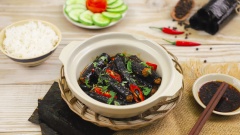 Dọn món ra đĩa và thưởng thức, ăn kèm với cơm nóng. Khi thưởng thức bạn sẽ cảm nhận được phần cá với lớp vỏ dai dai của tàu hủ ky kết hợp với phần thịt được nêm nấm vừa phải khiến món ăn vừa lạ miệng vừa thơm ngon. Khi ăn cùng cơm nóng, bạn chan thêm tí nước sốt lên cơm để món ăn thêm hấp dẫn nhé.