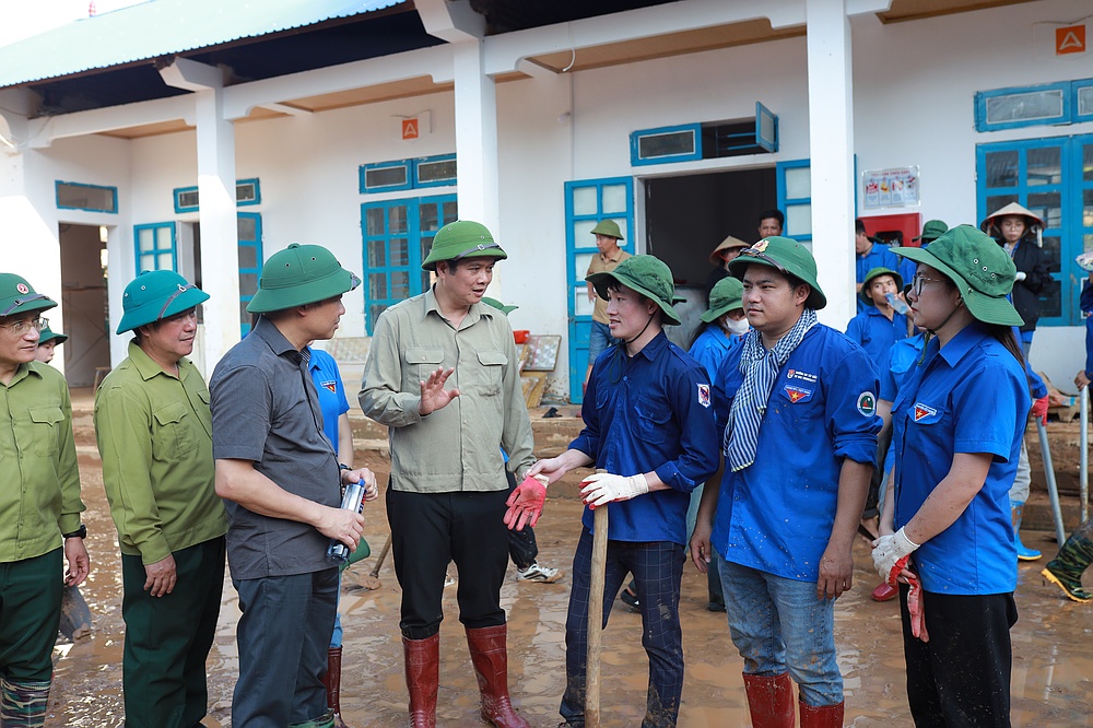 Tuổi trẻ Trường Đại học Tây Bắc phát huy tinh thần tình nguyện, xung kích vì cộng đồng, tham gia hỗ trợ khắc phục hậu quả mưa lũ