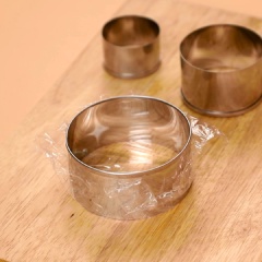Dâu và kiwi cắt lát, dùng khuôn để tạo hình ngôi sao, trái tim. Bên cạnh đó, bạn dùng màn bọc plastic bọc 1 đầu của khuôn mousse đựng kem.