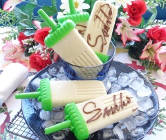 Lấy kem ra khỏi khuôn, vẽ và trang trí chocolate đen lên kem nếu thích nhé! Nhìn những cây kem xinh xinh, dễ thương cực ngon luôn.