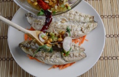 Bây giờ thêm vào tô lớn gồm: 1 muỗng canh đường thốt nốt, 1 muỗng canh đường, 60ml nước mắm và 120ml nước cốt chanh vào tô, trộn đều cho đến khi đường tan. Sau đó, thêm vào hỗn hợp vừa giã, 1/4 chén sả xắt nhỏ, 1/4 chén hành lá thái lát, 1 hành lá xắt nhỏ, 3 trái ớt khô và 3 tép tỏi thái nhỏ, khuấy đều. Cuối cùng thêm 15 lá bạc hà và 2 muỗng canh đậu phộng rang, trộn đều. Cá nướng chín cho ra đĩa, dội nước sốt vừa pha lên trên là có thể dùng nhé!