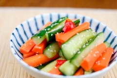 Cho dưa leo và cà rốt ra tô, rắc thêm itws mè trắng rang lên cho thơm là có thể dùng. Có thể ăn ăn như salad ăn kiêng cũng được nhé!