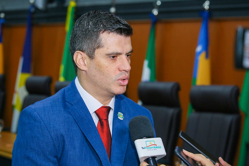 Escritor Aimberê Freitas recebe medalha do Mérito Legislativo da Assembleia Legislativa de Roraima.