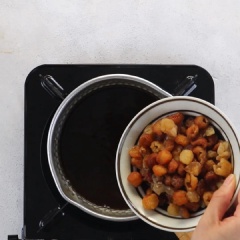 Cho 1 lít nước vào nồi 70gr đường phèn, 30gr đường nâu nấu sôi, cho long nhãn 100gr long nhãn rửa sạch vào nấu 5 phút cho nở, vớt long nhãn ra tô.