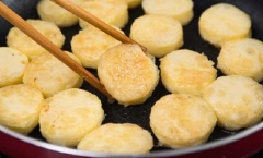 Làm nóng chảo với 2 muỗng canh dầu. Lăn từng khoanh đậu hũ non qua bát bột mì đã chuẩn bị rồi thả vào chảo dầu chiên cho đến khi cả 2 mặt vàng.