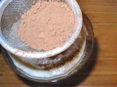 Làm lặp lại bước 4 cho đến khi hết số bánh. Cuối cùng là phủ đều bột cacao lên và để bánh vào ngăn mát của tủ lạnh khoảng 3 tiếng.