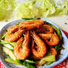 Cho tôm xào ra đĩa, bàu trí đẹp mắt, dùng nóng với cơm. Món tôm xào giòn béo, cùng măng tây giòn ngọt sần sật hấp dẫn, không chỉ ngon miệng mà còn mang lại nhiều dưỡng chất tốt cho sức khỏe nữa nhé!