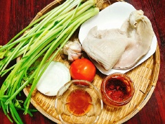 Trước tiên bạn sơ chế sạch dạ dày bằng cách cho 1 muỗng canh giấm, 1 muỗng canh muối và bóp kỹ sau đó lộn phía trong dạ dày rồi bóp lại. Rửa thật sạch sau đó rửa lại với giấm và muối thêm 1 lần nữa và rửa lại vài lần với nước cho hết mùi hôi là được.