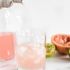 Cho 60ml ru7o57j Voldka cùng nước cốt 1 trái chanh, 400ml nước ép bưởi vào bình lắc, vắt thêm 1/2 nước từ trái bưởi vào, sau đó đậy nắp và lắc đều lên. Cho đá viên vào mỗi ly, chế nước vừa pha chế vào, trang trí thêm bằng vài lát chanh cùng bưởi và thưởng thức thôi nè.