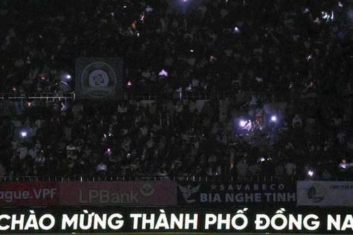 Sân Bình Phước được NHM phủ kín xem trình diễn drone và Minh Vương, Xuân Trường thi đấu - Báo Người Lao Động