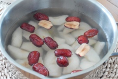 Lê gọt vỏ, cắt miếng cau vừa ăn. Táo tàu, kỷ tử ngâm nước, rửa sạch, để ráo. Đun nồi nước, cho lê, táo tàu cùng kỷ tử vào nấu đến khi sôi thì cho 50g đường vào, nấu đến khi nào đường tan hết thì tắt bếp nha.