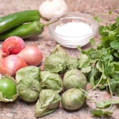 Hành tím lột vỏ, cắt nhỏ. Cà chua Tomatillos lột vỏ, cắt đôi. Ngò rí, các loại ớt rửa sạch, để ráo. Cho ớt Chile, ớt Jalapeno, cà chua, ngò rí, tỏi, hành tím vào máy xay thật nhuyễn mịn là hoàn thành rồi đó.