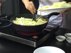 Bắc một cái chảo sâu lòng lên bếp, cho 2 muỗng canh dầu mè vào đợi dầu nóng thì cho cà rốt và su hào vào xào đến chín, nêm 1 muỗng cà phê muối, 1 muỗng cà phê bột ngọt, 2 muỗng canh dầu hào và tiêu.