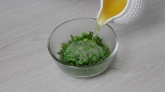 Làm mỡ hành: 30gr hành lá cắt nhỏ cho vào chén thêm 1/2 muỗng cà phê muối, 1 muỗng cà phê đường, cho dầu nấu nóng già vào chén hành rồi trộn đều. Làm nước mắm chấm: Cho vào chén 2 muỗng canh đường, 1 muỗng canh nước ấm, 1 muỗng canh nước mắm, khuấy tan. Cho vào 1 muỗng canh tỏi băm và 1 muỗng canh ớt băm vào, khuấy tan đều, thêm đồ chua vào cho nước mắm vào có vị vừa ăn.
