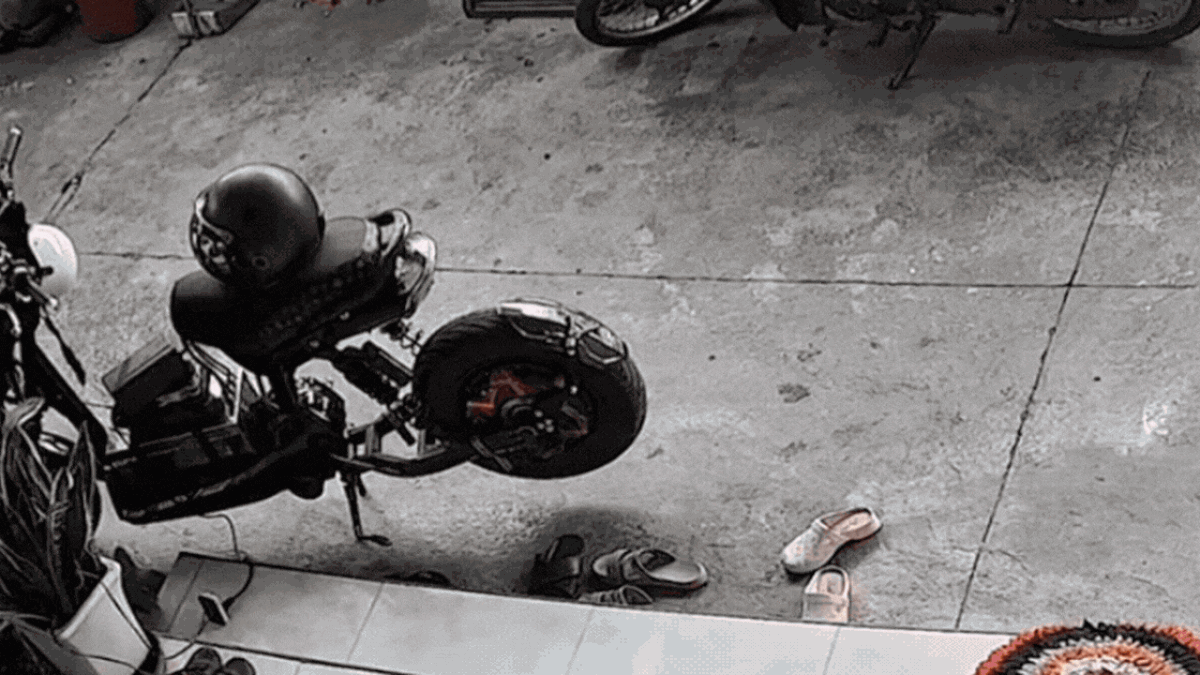 Từ video xe điện bốc cháy dữ dội, Cục CSGT cảnh báo về nguy cơ khi độ pin, ắc quy - Báo Sức Khỏe &amp; Đời Sống