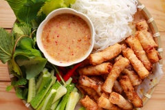 Bày đồ ăn ra, chang nước sốt hoặc chấm đều được. Cảm giác chả tôm giòn rụm cùng với vị chua cay mặn ngọt pha một chút beo béo của đậu phộng sẽ khiến bạn cứ muốn ăn hoài không thôi.