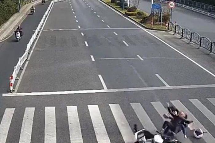 Phóng xe tốc độ cao, nam thanh niên tông văng đôi nam nữ giữa ngã tư - Tạp chí Doanh Nghiệp Việt Nam