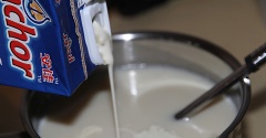 Ngâm gelatine trong nước cho mềm. Cho đường vào sữa đậu nành và nấu tới khi đường tan hết, bạn chú ý không cần nấu sôi nhé! Thả gelatine đã được vắt bỏ nước vào, khuấy đều tới khi gelatine tan hết thì tắt bếp. Bạn cũng có thể dùng gelatine dạng bột nếu thích. Cho whipping cream vào khuấy đều.