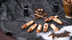 Bánh quy ngón tay ma quái cho ngày Halloween được xem là một gợi ý lý tưởng dùng để đãi bạn bè đến chơi nhà để mọi người có thể tận hưởng không khí halloween cực chất.