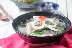 Cả nhà mình đều đánh giá cao món ngon từ thịt bò này. Cho bún tươi vào bát, xếp thịt bắp bò, gân bò, tiết heo cùng da heo lên trên. Cho nước dùng vào bát qua một rây lọc nhỏ để đảm bảo nước trong, cuối cùng rải hành lá, hành tây và ớt lên trên cùng. Thế là tô bún bò gân đã hoàn tất viên mãn và sẵn sàng chinh phục những bữa sáng ngon miệng cho gia đình rồi nhé.