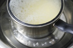 Chuẩn bị sẵn một thau nước đá lạnh đặt hỗn hợp kem dưa ở trên vào cho nhanh nguội.