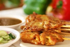 Khi ăn, chúng mình có thể xếp các que thịt xiên ra đĩa, để riêng nước sốt để chấm hoặc có thể rưới lên luôn các xiên thịt, cả 2 cách đều ngon hết. Thịt heo nướng sa tế cay với thịt chín thơm tỏa hương ngào ngạt, vị đạm đà, cay đặc trưng của sa tế. Món thịt nướng ăn kèm với xà lách, rau thơm, chấm nước mắm chua ngọt cay thì còn gì ngon bằng.
