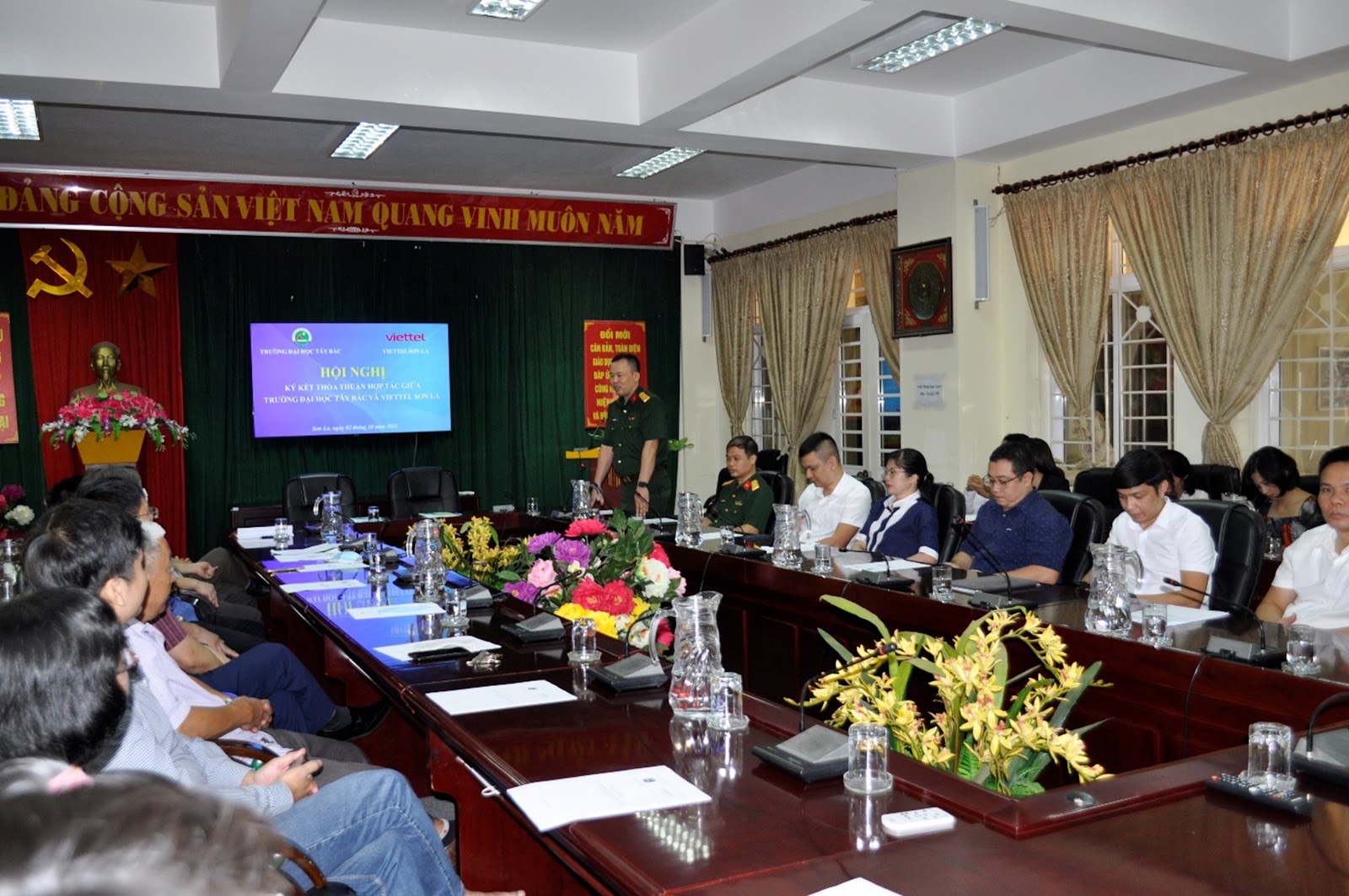 Hội nghị kí kết thỏa thuận hợp tác giữa Trường Đại học Tây Bắc và Viettel Sơn La