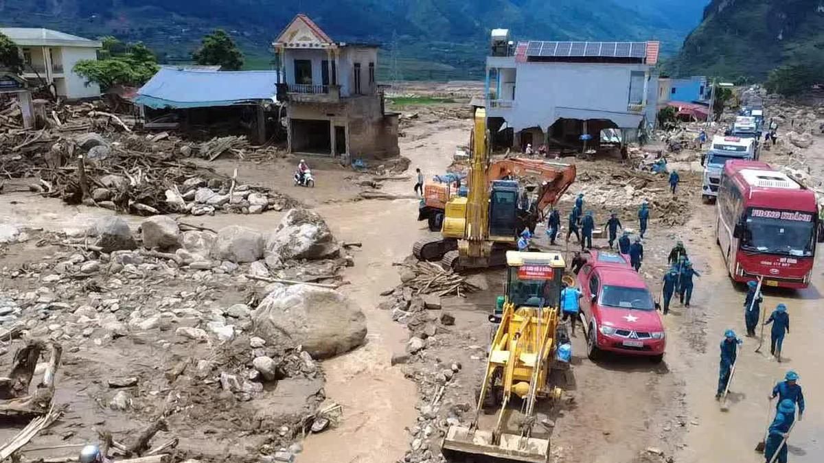 Máy xúc vượt 700km về Mường Than giúp bà con bà con ổn định cuộc sống - Báo Xây Dựng