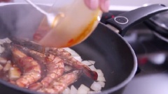 Đun chảy 1 muỗng cà phê bơ với 1 muỗng cà phê dầu ăn, thêm tỏi và hành tây vào xào thơm. Sau đó cho tôm vào đảo đều. Khi tôm chuyển màu đỏ thì cho chén sốt đã pha vào. Tiếp tục đun và đảo đều cho nước sốt đặc lại, áo đều lên tôm là được.