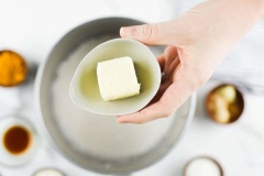 Cho 500ml sữa hạnh nhân, 1 muỗng bộ nghệ, dầu dừa vào nồi khuấy đều và bắc lên bếp nấu cho nóng, không sôi. Tắt bếp, đợi nguội một chút rồi cho hỗn hợp vào máy xay, thêm bột ashwagandha, bột quế, tiêu, bột gừng và 1 muỗng syrup đường vào xay thật nhuyễn đều hỗn hợp là hoàn thành rồi đó.
