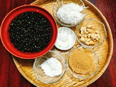 Đậu đen đem vo thật sạch sau đó ngâm đậu đen trong tô nước qua đêm cho đậu nở mềm, khi ninh sẽ nhanh hơn. Đậu sau khi đã ngâm xong thì đổ ra sả qua nước cho sạch sẽ. Lá dứa đem rửa sạch rồi bó nhỏ lại.