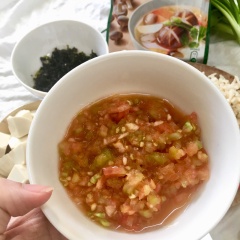 Làm sạch các nguyên liệu. Nấm cắt hạt lựu nhỏ. Cà chua, tỏi, ớt băm nhuyễn. Đậu hủ non cắt miếng vuông vừa ăn (cạnh khoảng 2cm, không nên cắt quá nhỏ đậu sẽ bị nát)