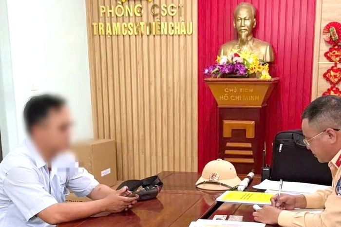 Xử phạt tài xế xe tải 'phớt lờ' tín hiệu đường sắt - Báo Tiền Phong