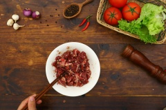 Ướp bò cùng hành, tỏi, tiêu và hạt nêm.