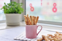 Vậy là Tết này, chúng ta lại có thêm một món bánh hấp dẫn để mời mọi người thưởng thức với cách làm Bánh que bơ trứng nướng phảng phất hương thơm khiến ai cũng thèm hết đấy. Còn chờ gì mà chị em không lưu công thức ngay nào.