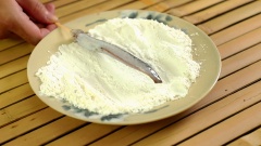 Xiên cá kèo qua que xiên, lăn cá kèo qua bột chiên giòn, đem cá chiên ở dầu vừa nóng tới, đến khi cá vàng giòn đều là được.