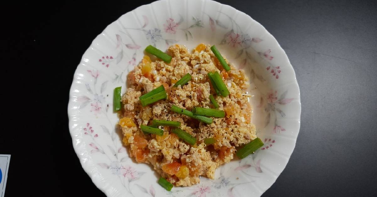 Thịt xay nấu trứng gà và cà chua