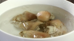 Chân giò chặt thành miếng vừa ăn, rửa sạch. Đun một nồi nước sôi đủ để luộc ngập chân giò, thêm vào đó 1 muỗng cà phê muối rồi cho chân giò vào luộc đến khi nước sôi lại thì nhắc xuống đem rửa sạch. Cho chân giò lại vào nồi, thêm 20gr sả đập dập, 20gr gừng thái lát, 1 muỗng cà phê muối và 15ml rượu trắng vào chung. Thêm nước lọc sâm sấp rồi hầm 30 phút cho chân giò mềm thì tắt bếp, gắp ra tô nước đá lạnh ngâm đến khi nguội hẳn.
