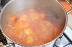 Đun nóng 3 muỗng canh dầu ăn trong chảo, cho đùi gà vào chiên sơ cho vỏ màu vàng nâu thì vớt ra cho vào nồi lớn. Thêm vào cà rốt xắt nhỏ, khoai tây cắt nhỏ, hành tây thái lát, 3 lá nguyệt quế, 2 tép tỏi thái nhỏ, 2 muỗng canh đường, 1 muỗng cà phê muối, 2 muỗng canh tương cà, 240g sốt cà chua và 850ml nước. Nhẹ nhàng trộn tất cả mọi thứ lại với nhau, sau đó đun sôi và đun sôi trong khoảng 5 phút. Hạ lửa xuống nhiệt độ thấp, đậy vung lên nồi, để hầm trong 30 phút.