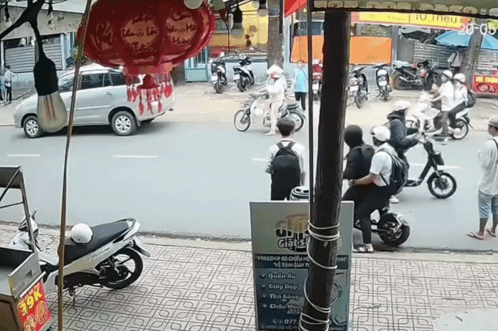 Clip: Học sinh điều khiển xe máy điện 'bốc đầu', lao vào xe tải - Báo Tiền Phong
