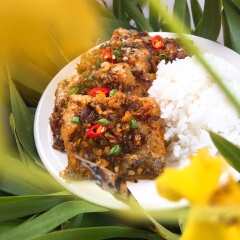 Gắp cá ra đĩa, trang trí với 1 ít hành lá và ớt trên mặt. Món này ăn kèm cơm trắng dẻo thơm nóng hổi là đúng điệu. Thơm cay nồng đậm đà bữa cơm gia đình!