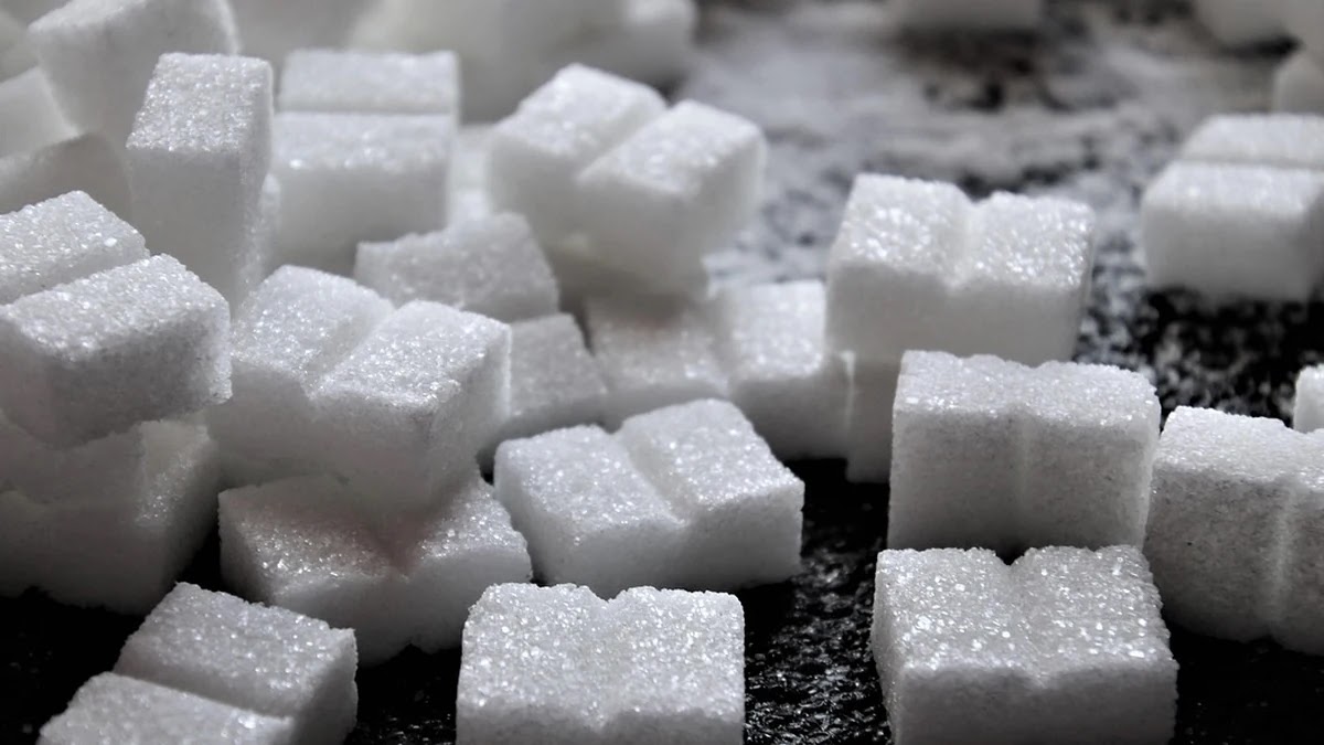 가공설탕과 천연당의 차이점과 건강에 미치는 영향