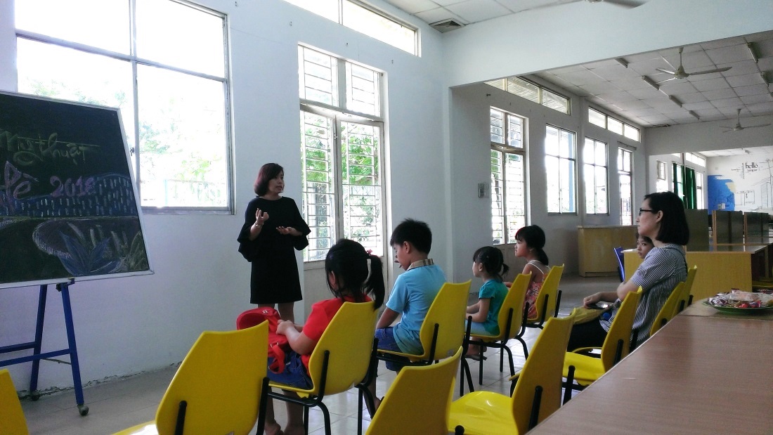 ThS. Nguyễn Thị Bảo Châu – Bí thư Đoàn trường, Phó Trưởng khoa Kỹ thuật – Công nghệ sinh hoạt cho các bé và phụ huynh về lớp Mỹ thuật cơ bản hè trong nhóm đối tượng từ 6 đến 11 tuổi
